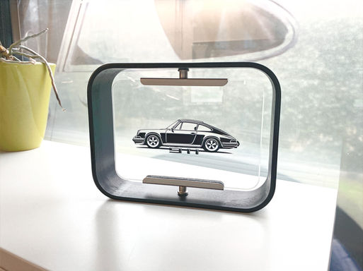 Geschenkidee für Männer für Bürotisch. Abbildung Porsche Silhouette Aufkleber im Rahmen