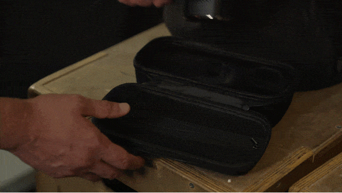 인트로5_제품을 가방에 넣는 (운동-min.gif