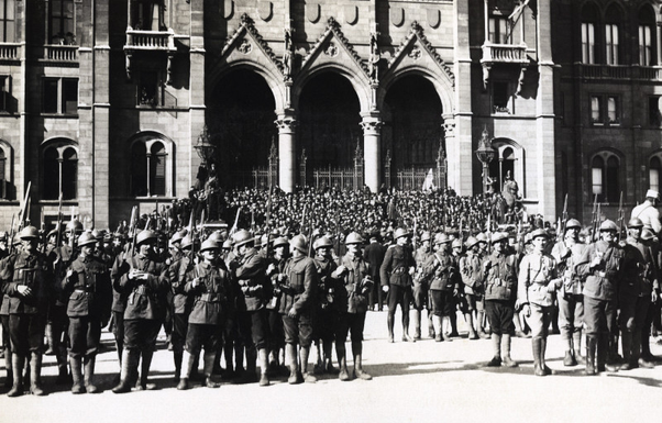 Bakos András ismertetője Marosvári Attila könyvéről