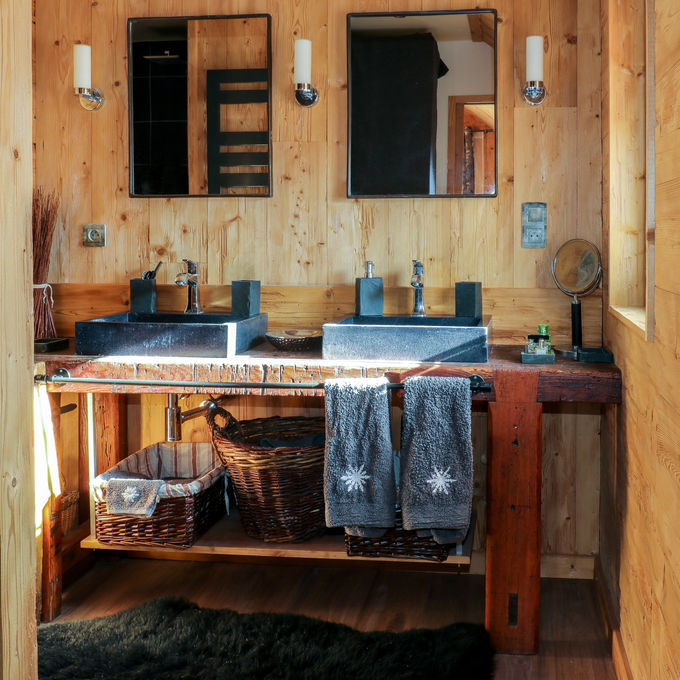 photo pour un magazine de salle de bain en bois massif