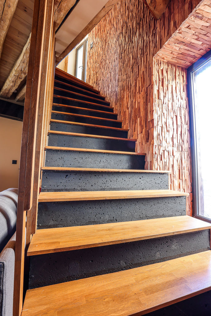 montée d'escalier qui laisse apparaitre le materiau
