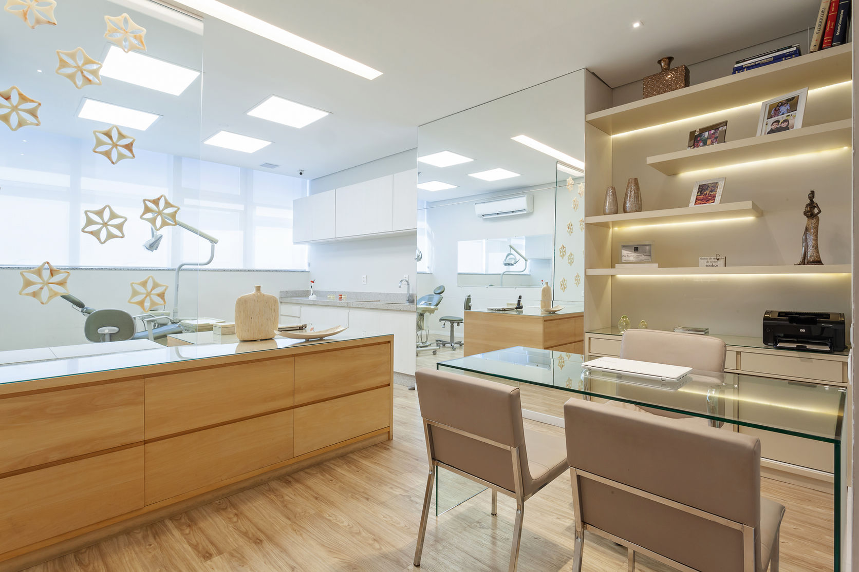 Sala de atendimento da Clínica Mariele Pantuzo Ortodontia