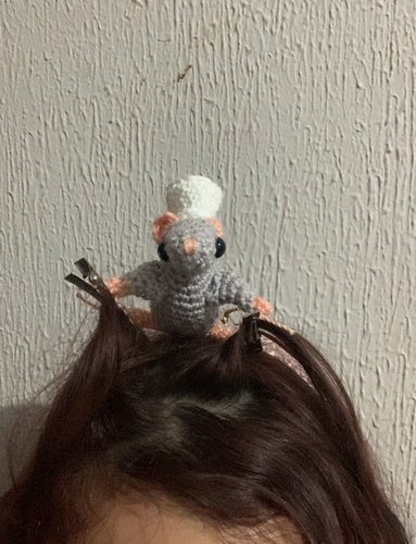 criança com amigurumi de rato no topo da cabeça, tipo Ratatouille
