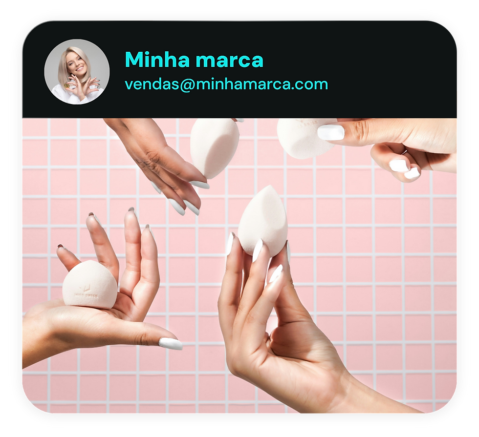Mãos segurando esponjas de maquiagem brancas sobre fundo rosa.