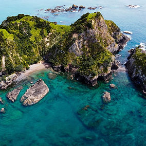 Luchtbeeld van de Bay of Islands met turquoise water en rotsachtige eilandjes in het noorden van Nieuw-Zeeland
