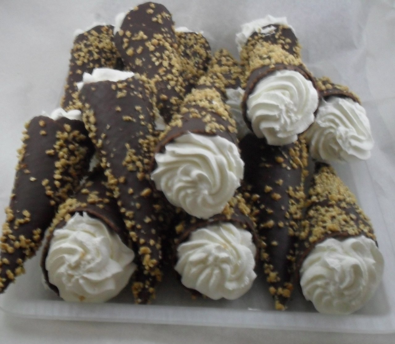 Conos de chocolate crocanti.