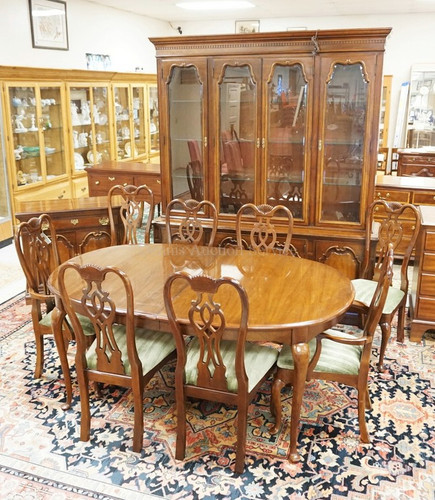 1345_11 PIECE THOMASVILLE DINING ROOM SET. INCLUDES A 68 X 44 INCH