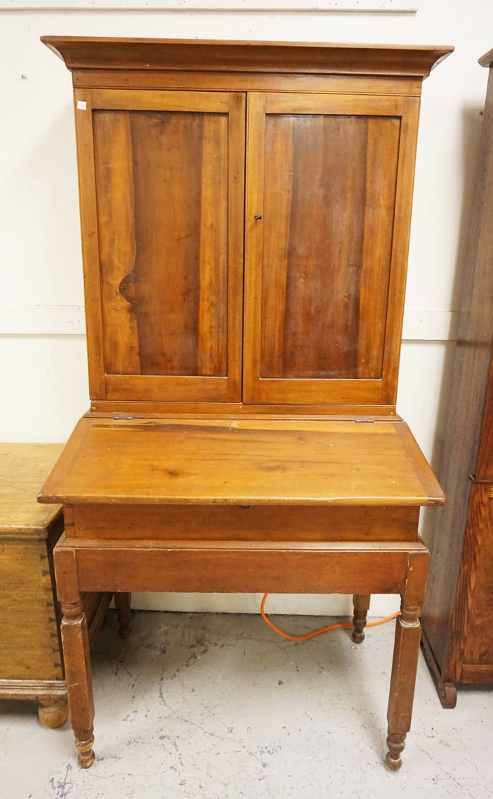 ANTIQUE PLANTATION DESK. DOVETAILED CONSTRUCTION.