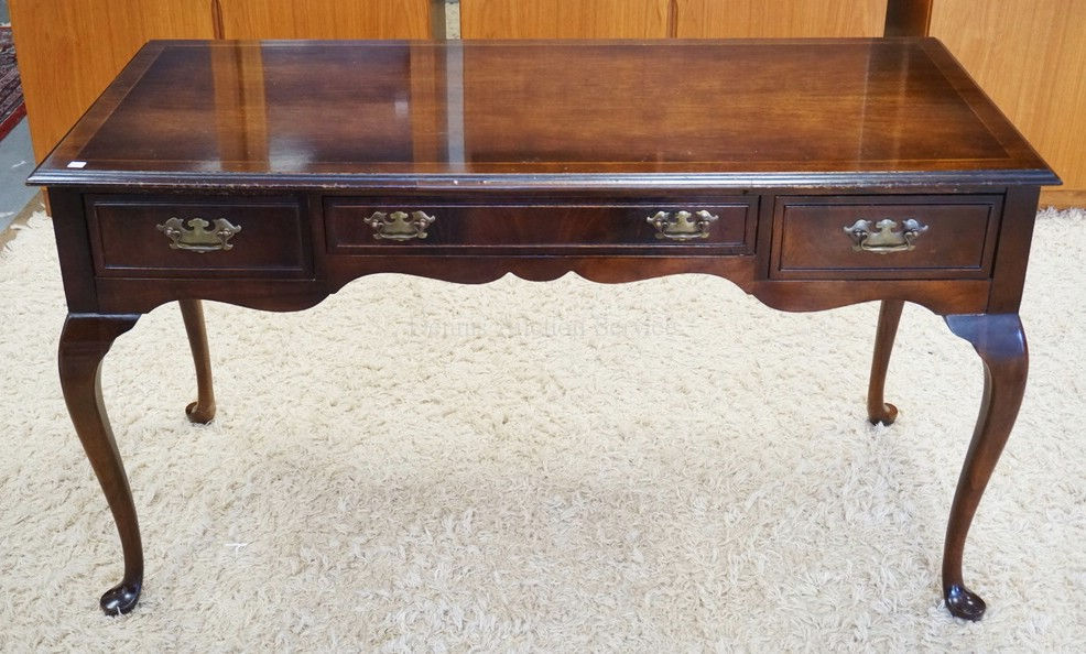 1116_MAHOGANY DESK WITH 3 DRAWERS, A PULL OUT SURFACE ON EACH END, AND A BANDED