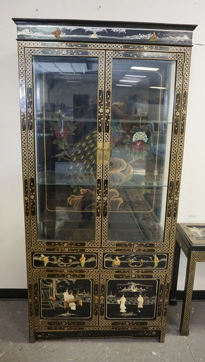 CHINIOSERIE DECORATED DISPLAY CABINET WITH LIGHTING AND GLASS SHELVES. 36 IN WID