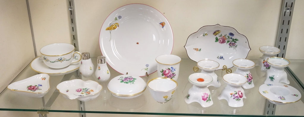 1179_18 PIECE HAND DECORATED AUGARTEN WIEN PORCELAIN. LARGEST PLATE IS 7 7/8 INC