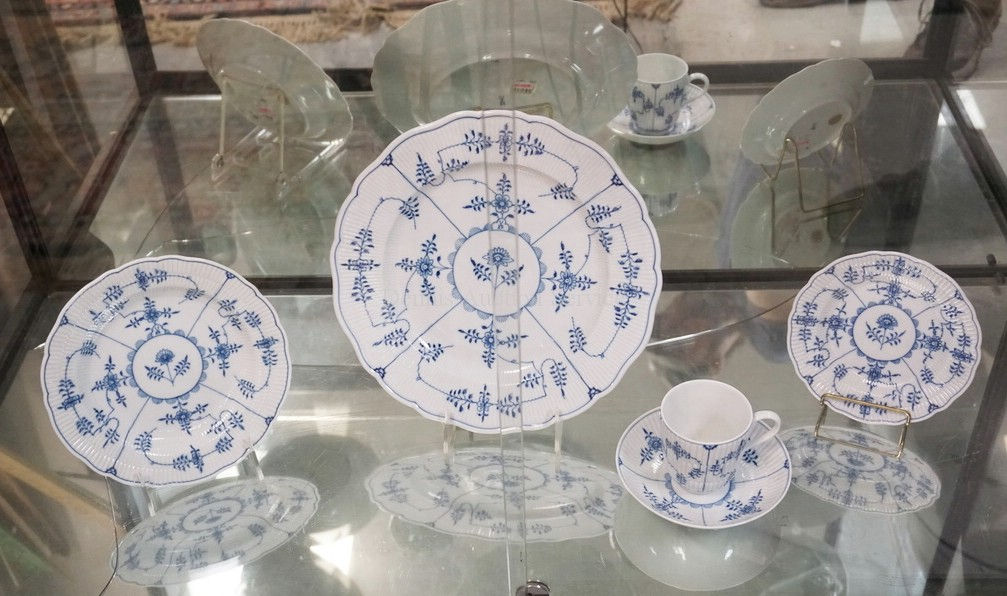 1396_5 PIECE MEISSEN BLUE FLUTED PLACE SETTING.