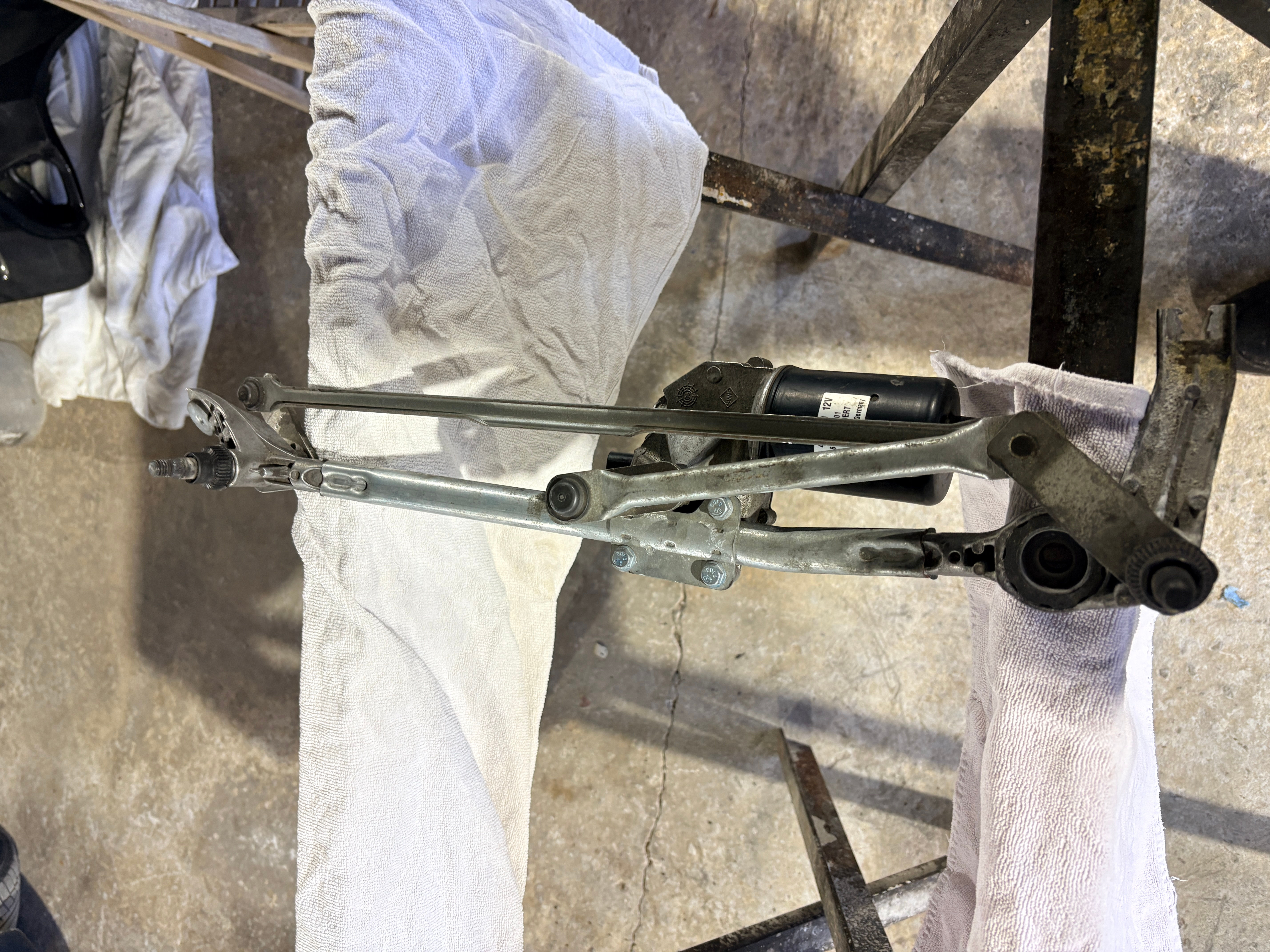 BMW E90/91/92/93 Scheibenwischergestänge mit Motor 7161711