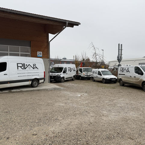 RIWA-Firmenfahrzeuge vor Gebäude