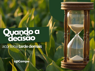 Ampulheta em campo verde com texto "Quando a decisão acontece tarde demais" e "UpCampo". Tons de verde predominam.