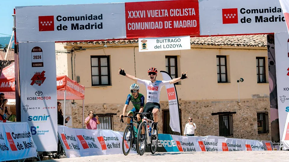 Lucas Lopes alza los brazos en Buitrago del Lozoya en la Vuelta a la Comunidad de Madrid sub23 (elpeloton.net)