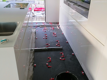 pose de carrelage moderne dans une cuisine à Moutier