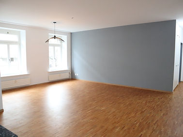 pose de parquet en bois dans un salon rénové à Bienne