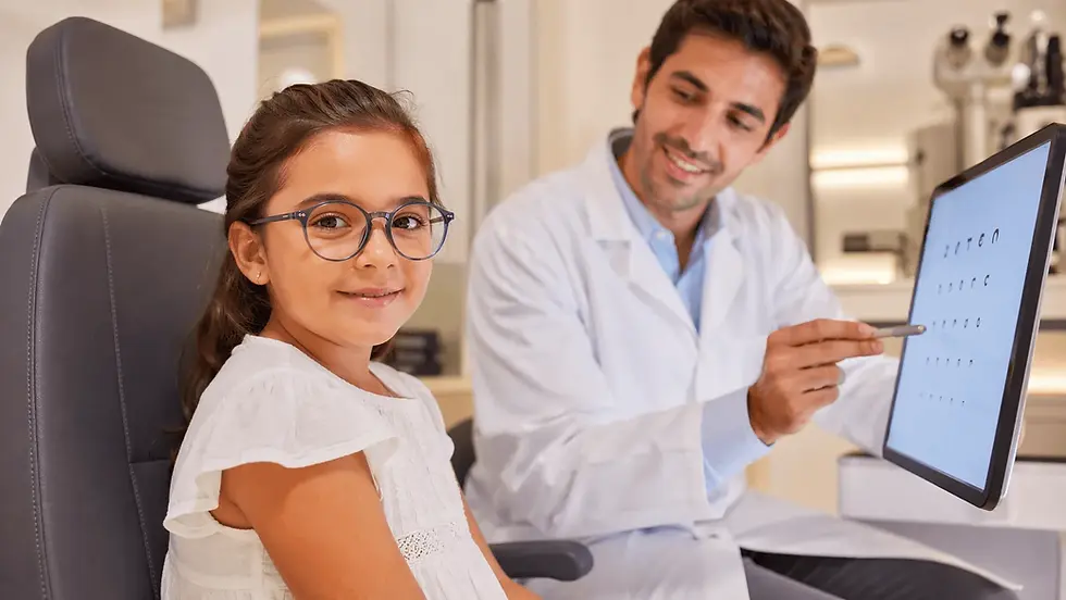 Niña en revisión de control de miopía infantil con optometrista en el Aljarafe