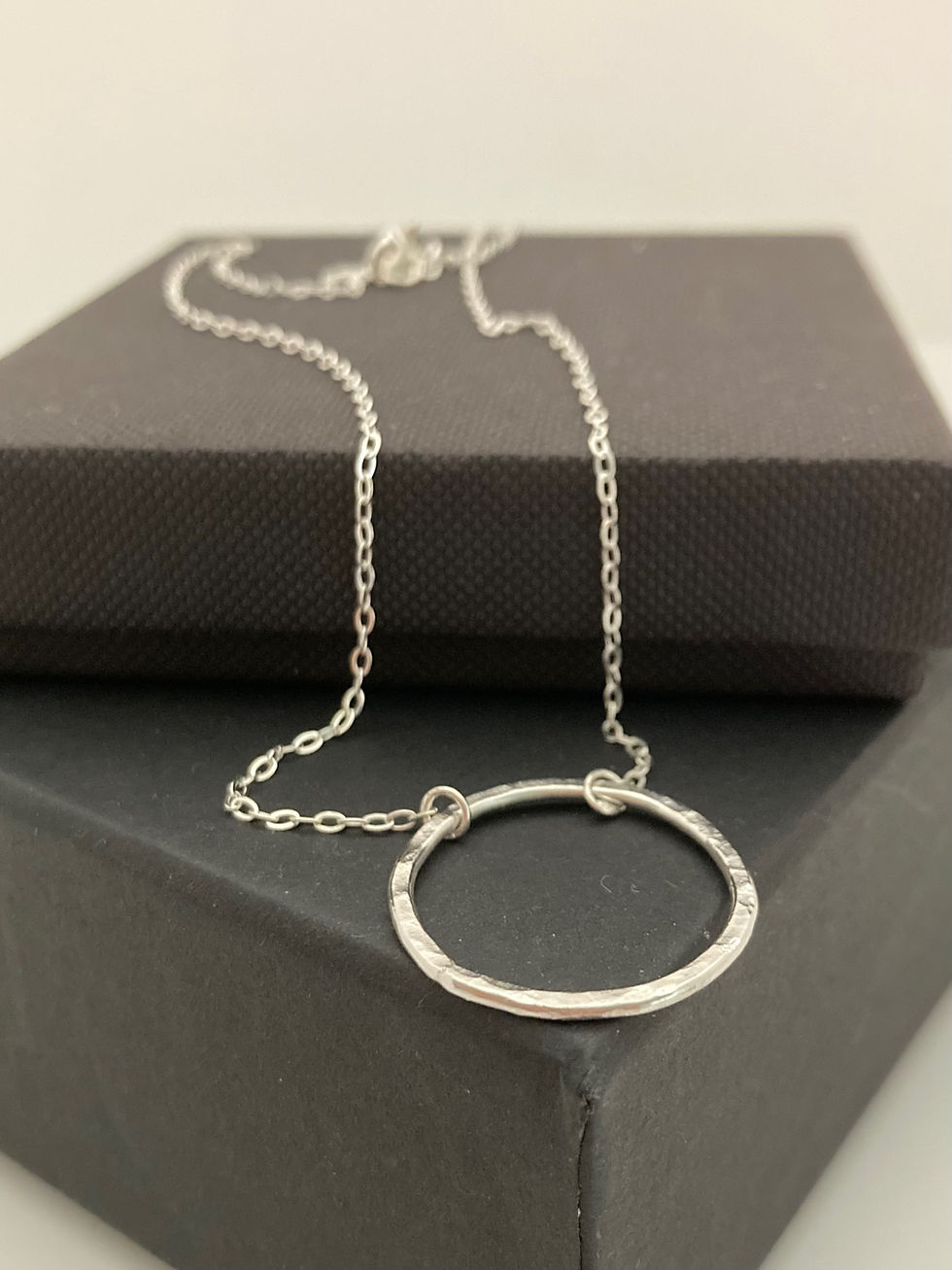 Hammered single link necklace