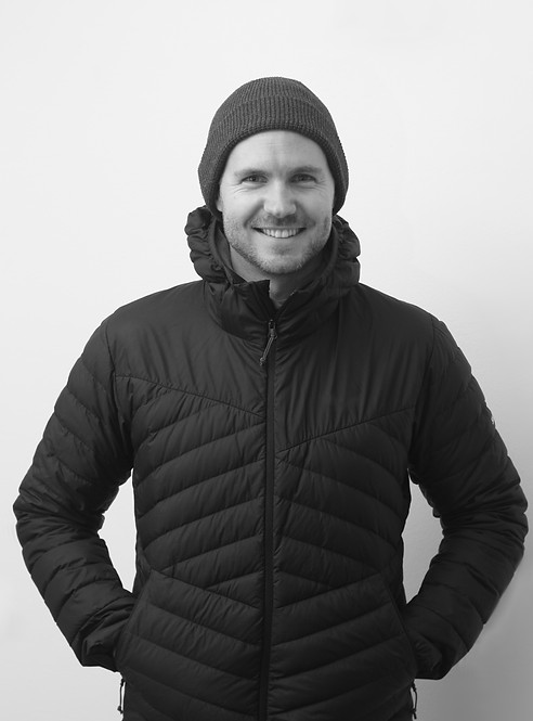 Ein Portrait von Matthias Schmid in Outdoor Kleidung