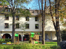 HUMANITÁRNÍ HOTEL NA ZÁMEČKU V ZÁBĚHLICÍCH JE UŽ TÉMĚŘ ROK DOMOVEM PRO VÁLEČNÉ UPRCHLÍKY Z UKRAJINY