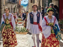 Arbëreshët dhe historia e tyre përbën një pjesë të çmueshme të historisë së popullit tonë dhe për këtë arsye nuk duhet lënë pa trajtuar më gjerësisht.