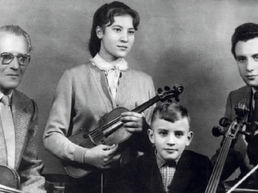 Shime Deshpali, muzikologu dhe poeti i shquar arbnesh i Zarës, është një emër që mbetet i gdhendur në kulturën shqiptare si një nga zërat më të fuqishëm të ruajtjes së identitetit kombëtar në diasporë