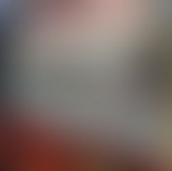 Piktura e Alketa Muzhaqit paraqet një skenë vjeshte të mbushur me ndjenja melankolie dhe bukuri natyrore.