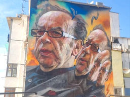 Ismail Kadare përkujtohet me pikturën murale në kryeqytet