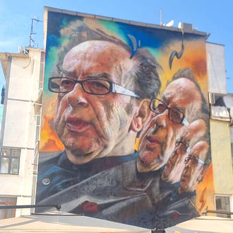 Ismail Kadare përkujtohet me pikturën murale në kryeqytet