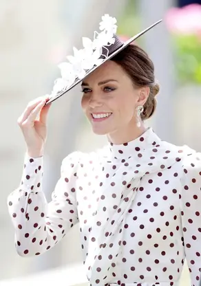 Princesha Kate Middleton është parë sot duke shkuar në kishë sot me Princin William dhe Princin George.