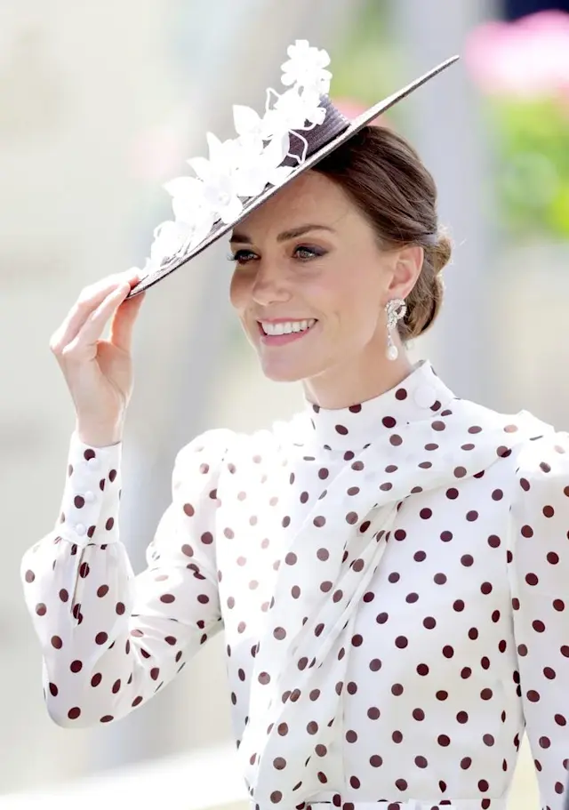 Princesha Kate Middleton është parë sot duke shkuar në kishë sot me Princin William dhe Princin George.