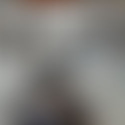 Kjo pikturë e Alketa Muzhaqit është një peizazh dimëror që përçon qetësi dhe një ndjesi natyraliteti. Ja disa mënyra për ta lexuar dhe interpretuar atë: