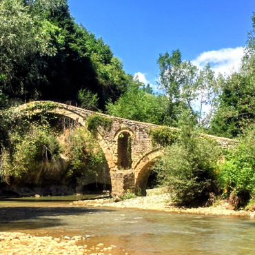 Ura e Golikut: Një Perlë Historike mbi Lumin shkumbin.