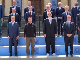 Kryeministri Edi Rama, i cili ndodhet sot në Britaninë e Madhe ku po merr pjesë në punimet e Samitit të katërt të Komunitetit Politik Evropian ka ndarë edhe foton familjare të aktivitetit.