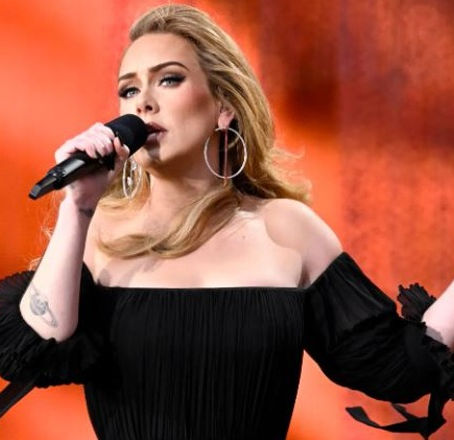 Adele performon një shfaqje përfundimtare në Las Vegas."Nuk e di se kur do të performoj përsëri"