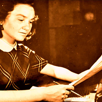 Zëri simbol i Radio Tiranës, Vera Zheji, është ndarë nga jeta pasditen e sotme në moshën 91 vjeç.