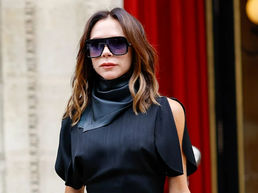 Victoria Beckham largohet nga Parisi me veshjen e saj më të koduar "vajza franceze" ndonjëherë