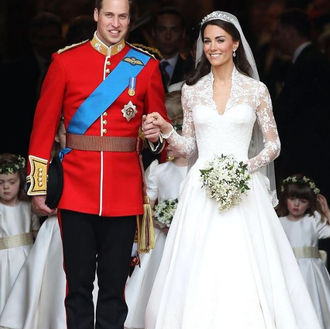 Kate dhe William festojnë 13-vjetorin e martesës së tyre dhe për këtë,Ishte 29 prilli 2011 kur Princi William, djali i madh dhe për rrjedhojë trashëgimtar i fronit.