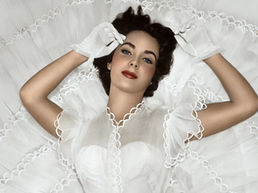 Elizabeth Taylor: The Lost Tapes lejon vetë zërin e Elizabeth Taylor të rrëfejë historinë e saj, duke i ftuar audiencën të rizbulojë jo vetëm një mega yll të Epokës së Artë të Hollivudit,