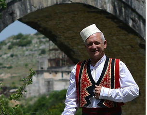 Albanologjia është fushë e shkencës që merret me studimin e historisë së shqiptarëve, të gjuhës shqipe dhe të letërsisë e kulturës shqiptare. Rober Elsia është një kontirbues i huaj por aktiv për ....