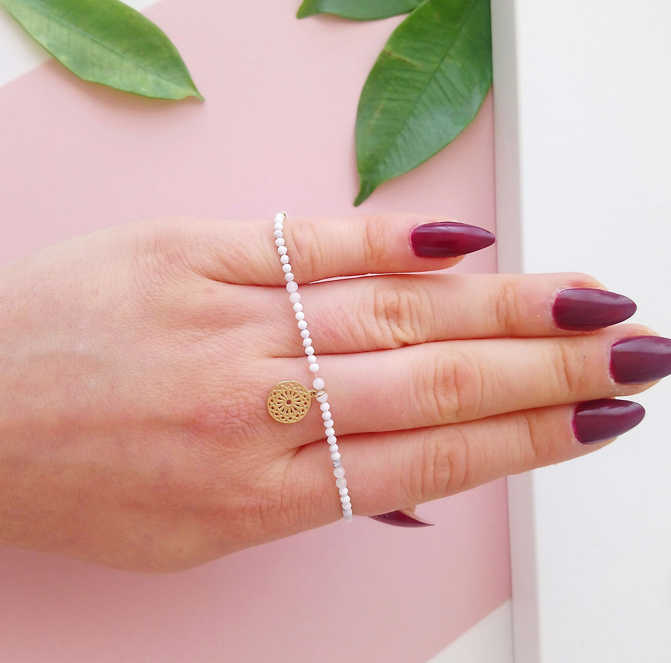 Miniatura: Biała bransoletka z kamieni naturalnych z zawieszką ze stali chirurgicznej