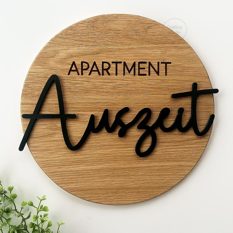 Rundes Ferienwohnung Schild aus Holz - individualisierbar | für DRINNEN, Vorderansicht