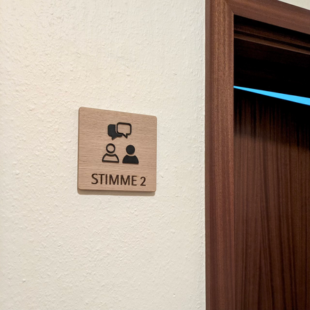 2 Stimmen Türbeschilderung aus Eichenholz mit 3D Symbol
