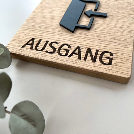 2 Stimmen Türbeschilderung aus Eichenholz mit 3D Symbol