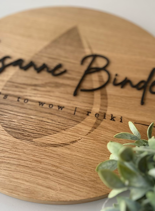 Schild mit Firmenlogo Titelbild.heic