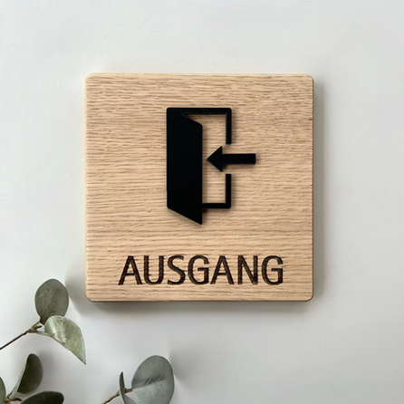 2 Stimmen Türbeschilderung aus Eichenholz mit 3D Symbol