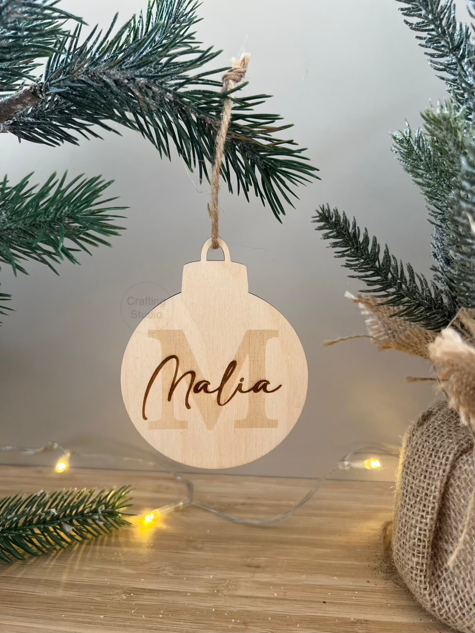 Personalisierte Christbaumkugeln aus Holz, Vorderansicht