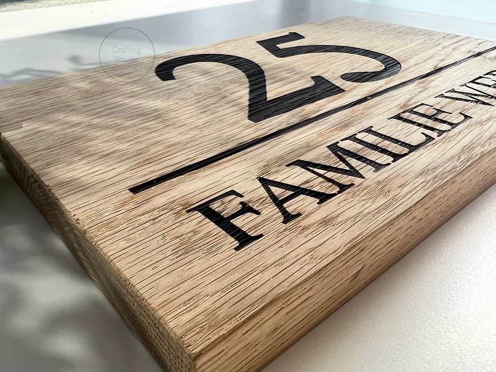 Miniaturbild: Modernes Hausnummernschild aus Holz - mit Namen, Seitenansicht